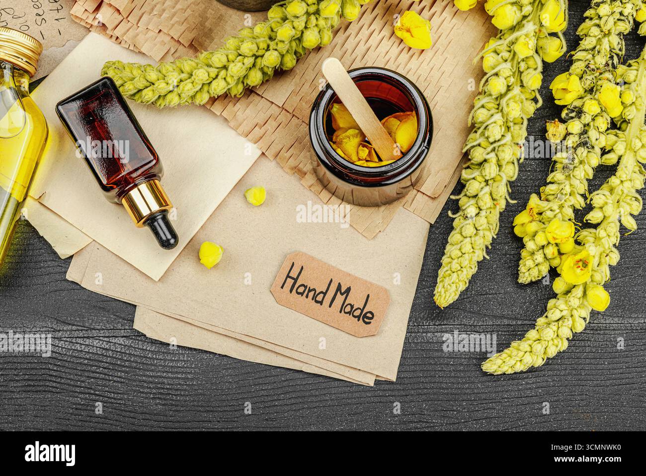 Concept de soin naturel avec fleurs Verbascum, ingrédient à base de plantes pour huiles, crèmes et soins de beauté. Fond en bois noir, vue de dessus Banque D'Images