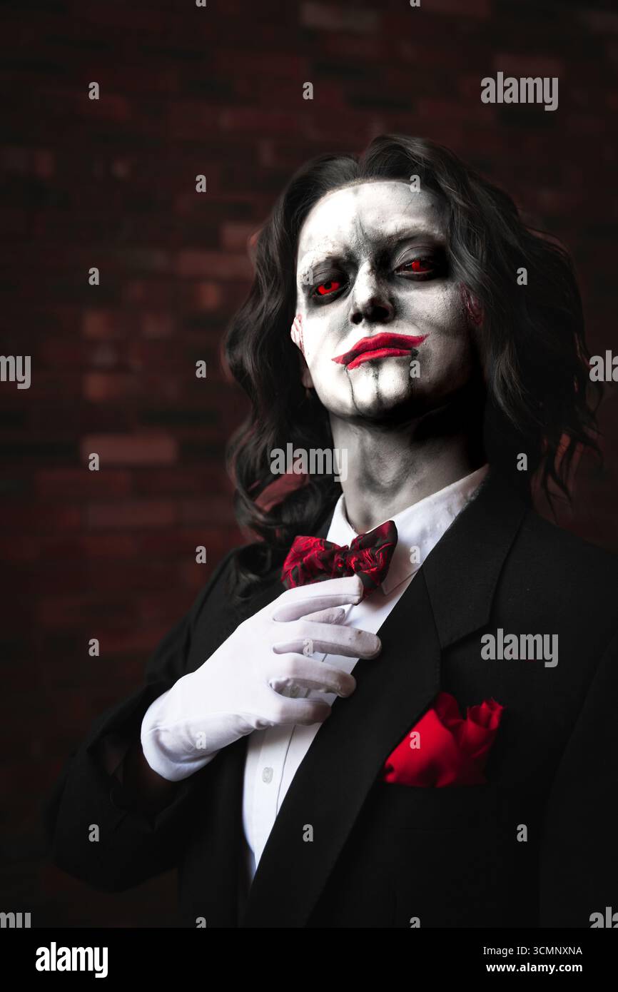 YORK, ROYAUME-UNI - 31 AOÛT 2025. Portrait rapproché d'un cosplayer masculin habillé comme Billy la marionnette de l'espace de copie des films d'horreur vu Banque D'Images