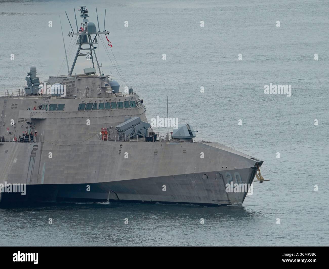 SINGAPOUR - 17 SEPTEMBRE 2025 : L'USS Cincinnati (LCS-20) est un navire de combat littoral de classe Independence de la marine américaine en cours de déploiement. Banque D'Images