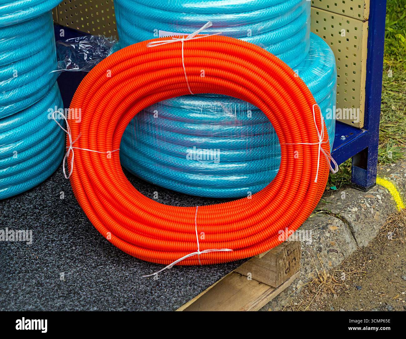 Tuyaux industriels colorés en plastique à l'extérieur sur un marché local Banque D'Images