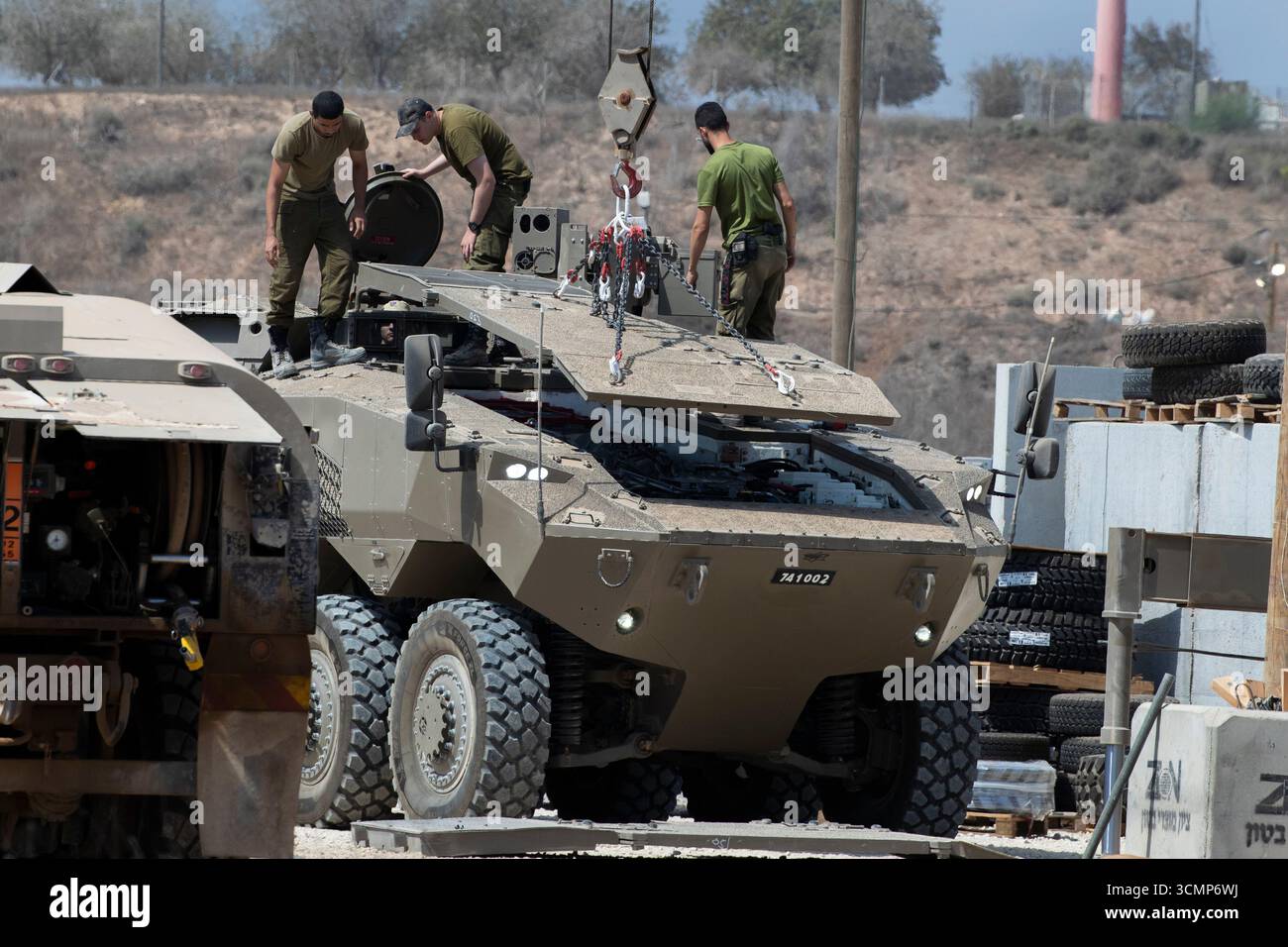 Sud d'Israël, Israël. 17 septembre 2025. Des soldats israéliens de Tsahal travaillant sur un véhicule blindé de transport de troupes "Eitan" dans une zone de rassemblement avancée près de la frontière de la bande de Gaza, mais à l'intérieur d'Israël, le mercredi 17 septembre 2025. L'armée israélienne a confirmé qu'elle avait lancé l'offensive terrestre majeure dans la ville de Gaza en raison de bombardements intensifs. Photo de Jim Hollander/UPI crédit : UPI/Alamy Live News Banque D'Images