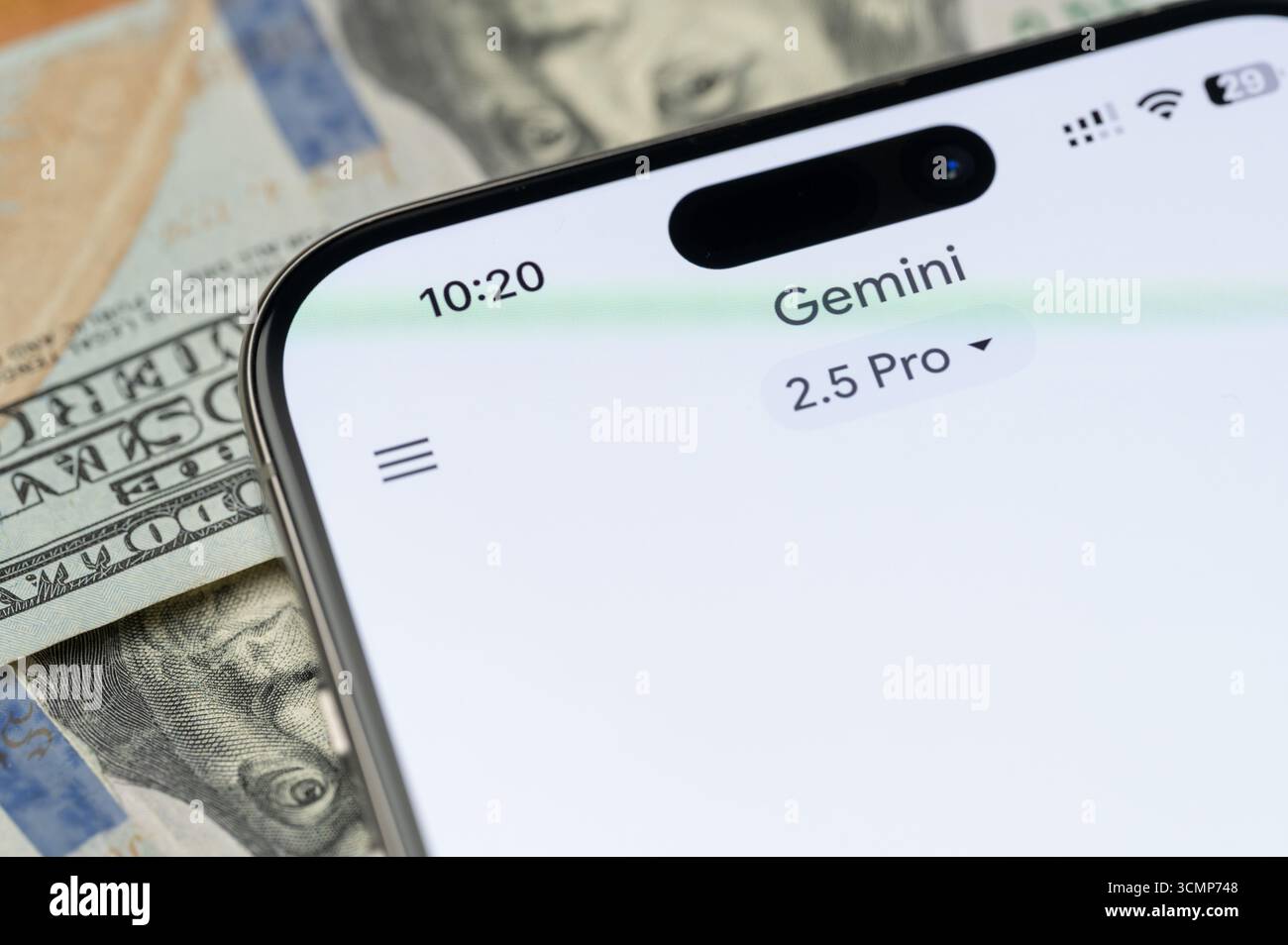 New York, États-Unis - 12 septembre 2025 : Google Gemini 2 pro modèle sur l'écran de smartphone avec fond dollar vue rapprochée Banque D'Images