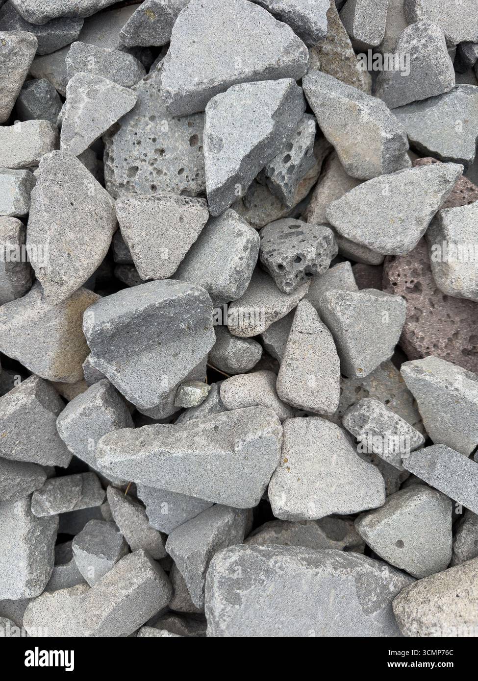 Gros plan de pierres volcaniques irrégulières empilées ensemble, texture rugueuse naturelle pour le fond ou la conception Banque D'Images