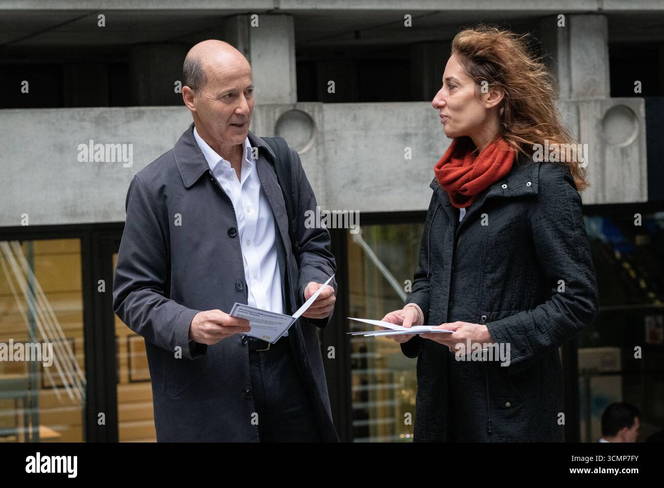 Londres, Royaume-Uni. 17 septembre 2025. Les parents activistes pour le climat de Mothers Rise Up, accompagnés par l’orchestre de chambre Camerata of London, font pression sur un événement d’investisseurs de la Lloyd’s of London et appellent au désinvestissement des combustibles fossiles qui causent le chauffage de la planète. Les parents ont déplié les délégués appelant à la fin de la souscription de nouveaux combustibles fossiles et à un passage plus rapide aux entreprises d'énergie propre, pour la protection des enfants et de l'environnement. Crédit : Ron Fassbender/Alamy Live News Banque D'Images