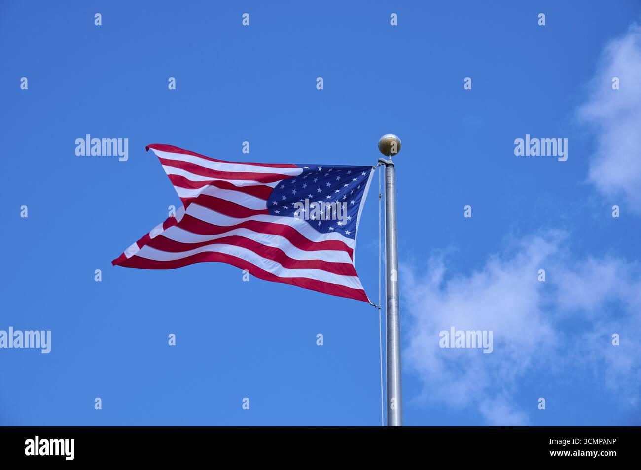 Drapeau américain flottant contre un ciel bleu clair par une journée ensoleillée, Flamingo, Everglades National Park, Floride, États-Unis Banque D'Images