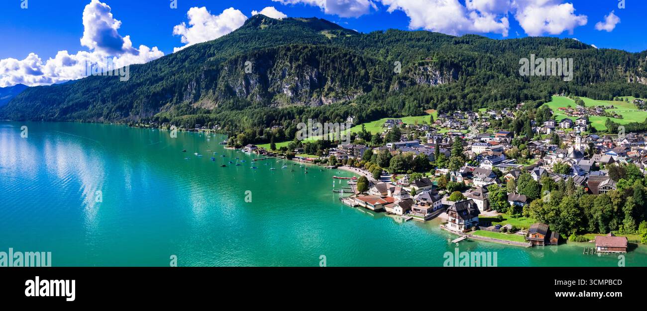 Autriche tourisme et endroits les plus pittoresques. Magnifique lac turquoise Wofgangsee (Wolfgang) et beau village Sankt Gilgen entouré par les montagnes des alpes Banque D'Images