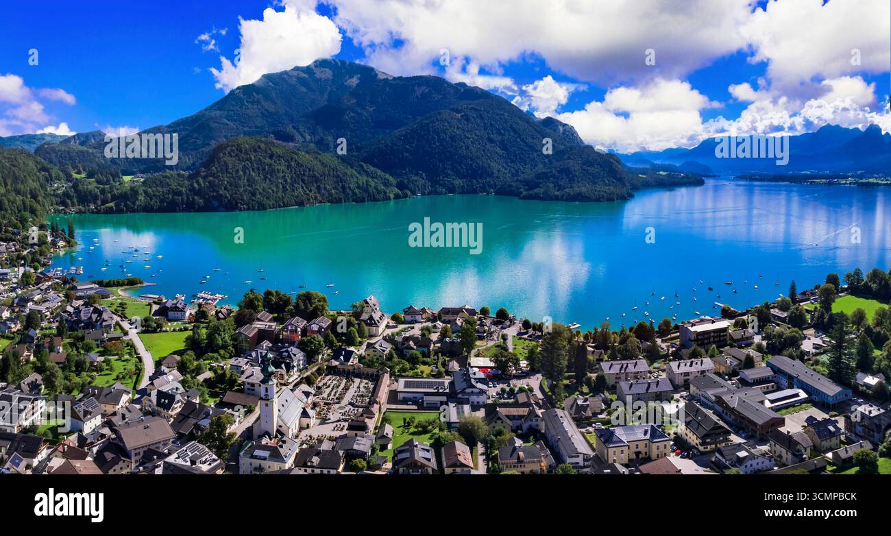 Autriche tourisme et endroits les plus pittoresques. Magnifique lac turquoise Wofgangsee (Wolfgang) et beau village Sankt Gilgen entouré par la montagne des alpes Banque D'Images