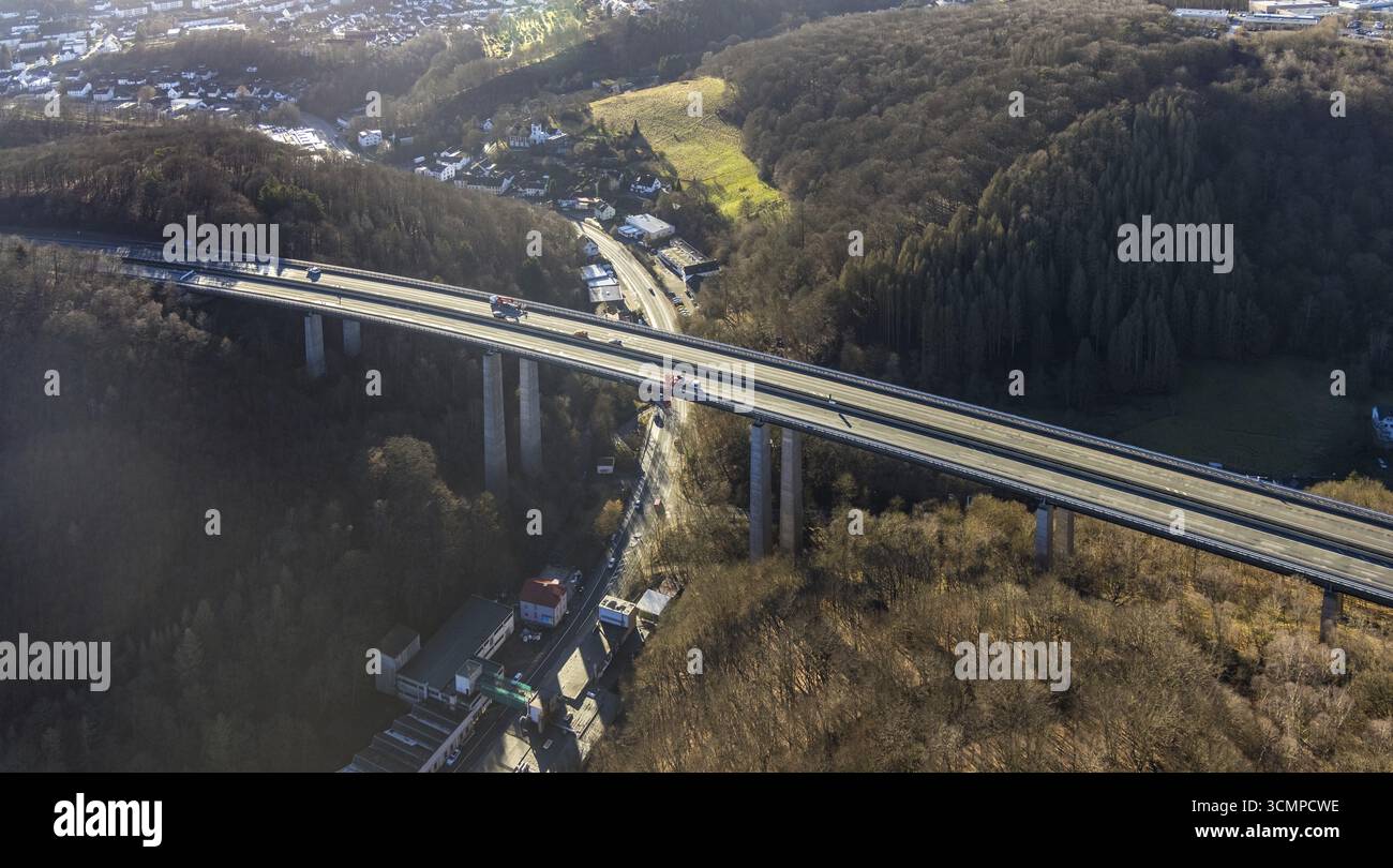 Photographie aérienne, travaux de construction avec renfort d'urgence sur le viaduc de Rahmede délabré et fermé de l'autoroute A45 Sauerlandlinie Banque D'Images