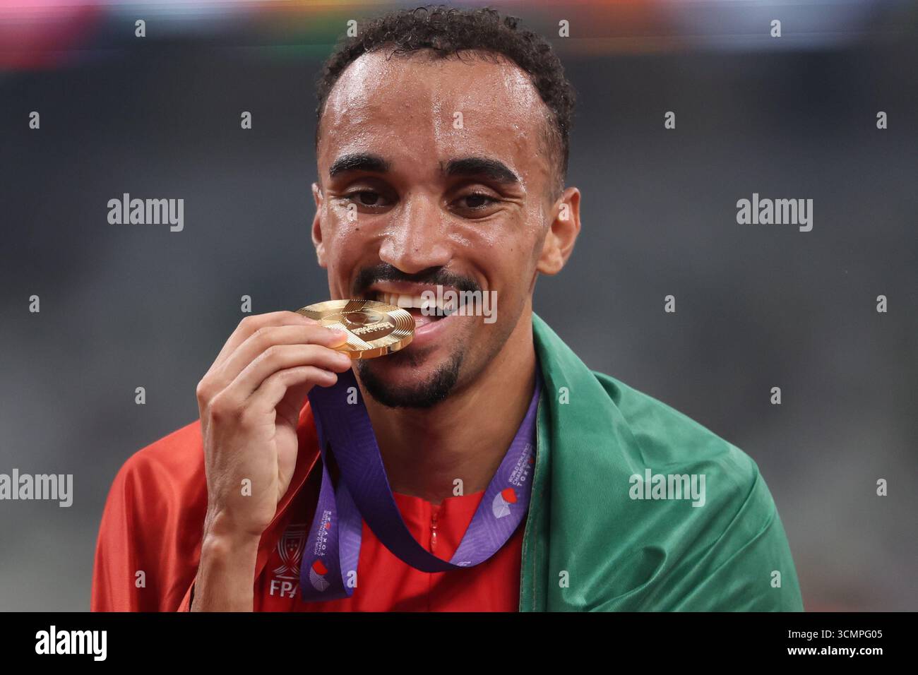 Tokio, Japon. 17 septembre 2025. Athlétisme, Championnats du monde, 1500 mètres, hommes, finale : Isaac Nader du Portugal mord sur sa médaille d'or après avoir gagné. Crédit : Oliver Weiken/dpa/Alamy Live News Banque D'Images