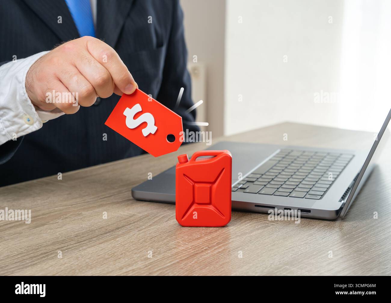 Prix de l'essence. Formation du prix du carburant. Incorporer le prix du carburant dans le produit ou service final. Symbole de crise énergétique, inflation, coûts de transport, h Banque D'Images