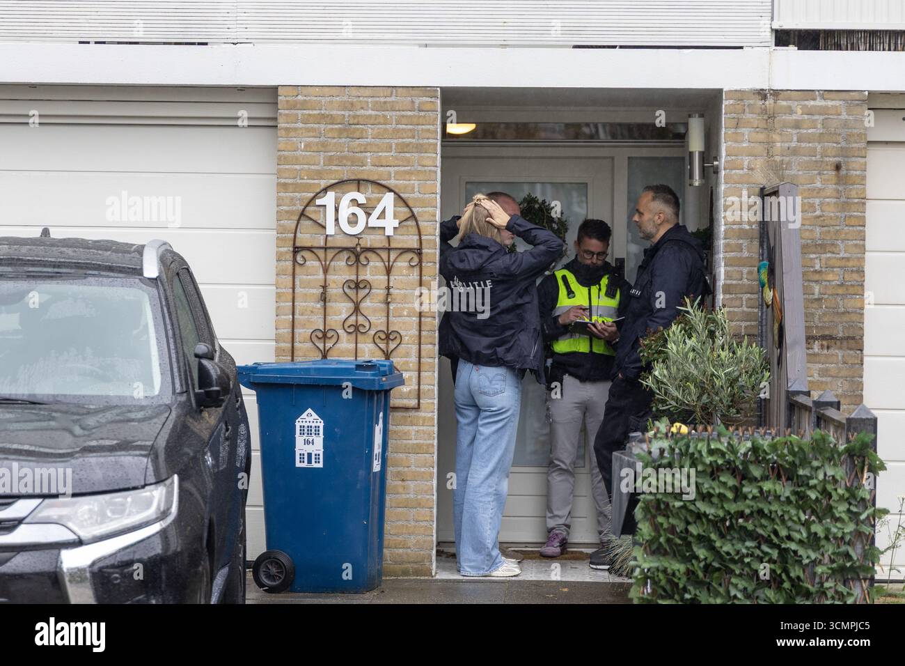 ALKMAAR - police dans une maison à Alkmaar où trois personnes ont été retrouvées mortes. La police dit qu'elle envisage actuellement tous les scénarios possibles. ANP MICHEL VAN BERGEN pays-bas Out - belgique Out Banque D'Images