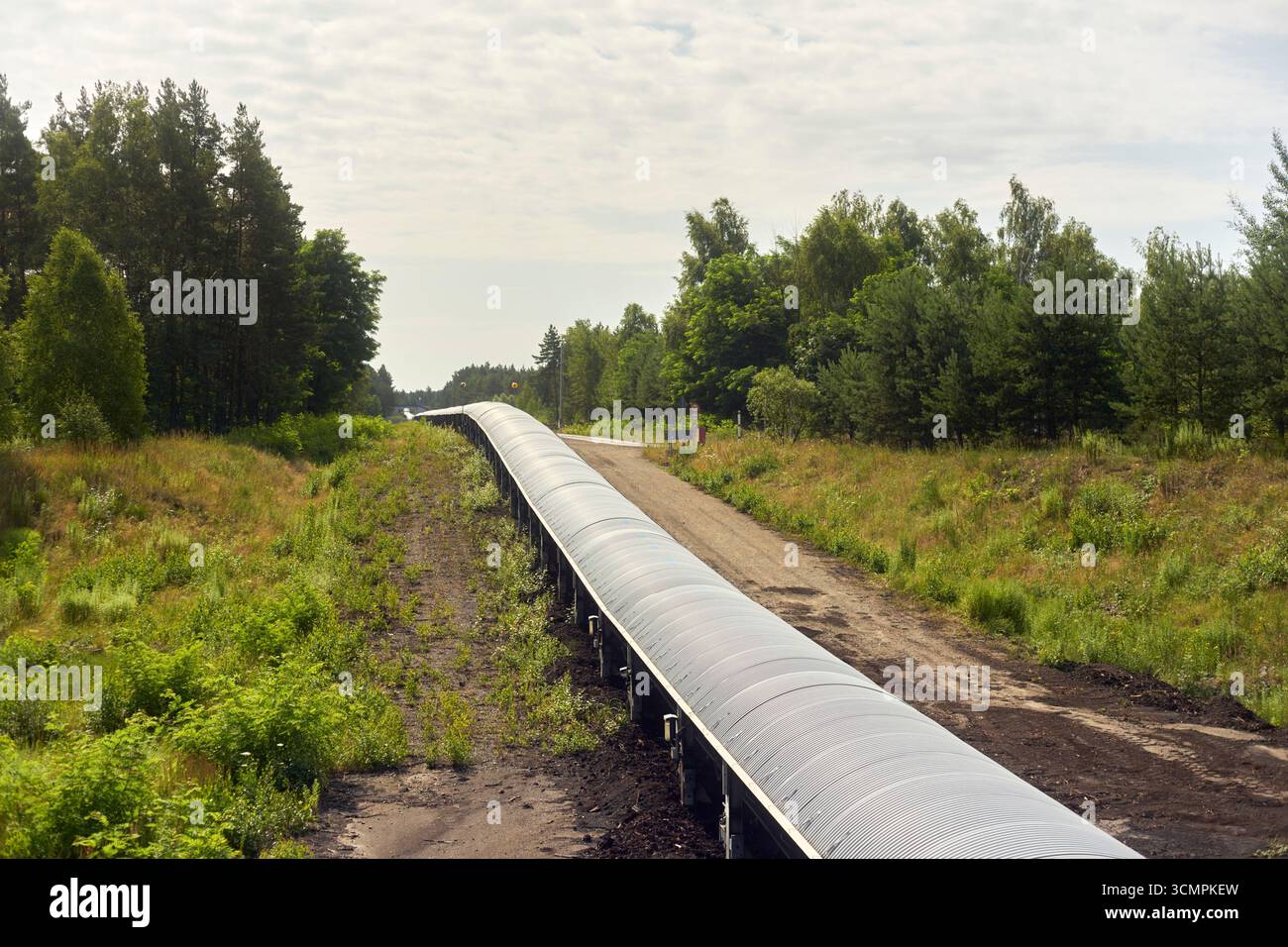 Une bande transporteuse couverte transporte le lignite de la mine à ciel ouvert de Reichwalde à la centrale électrique de Boxberg à Lausitz, en Allemagne, 2025. Banque D'Images