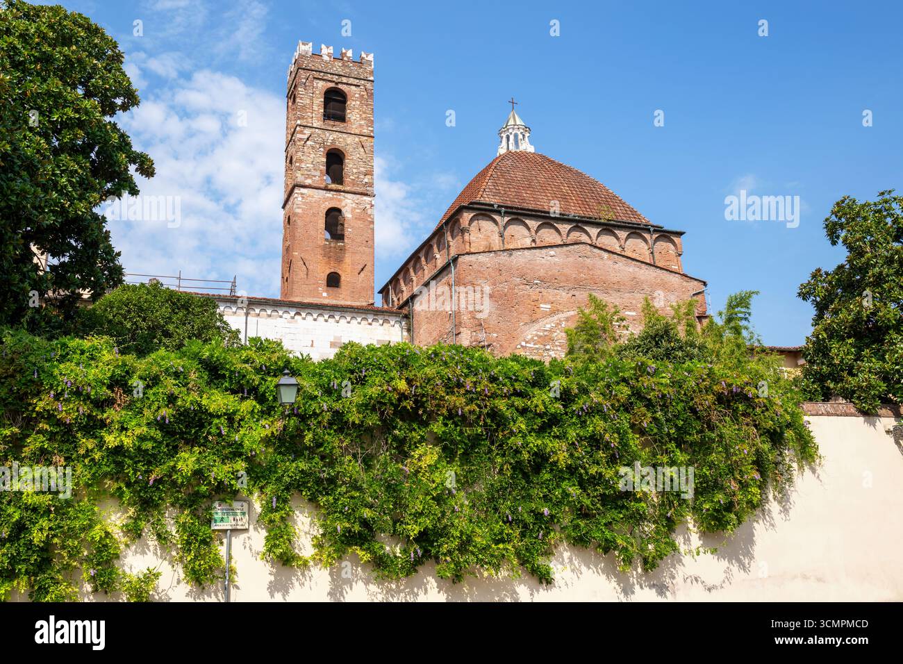 Vieux bâtiments et un clocher, avec des liens vers le Duomo di San Martino, à Lucques, Italie. Photographié depuis la Piazza Antelminelli. Banque D'Images