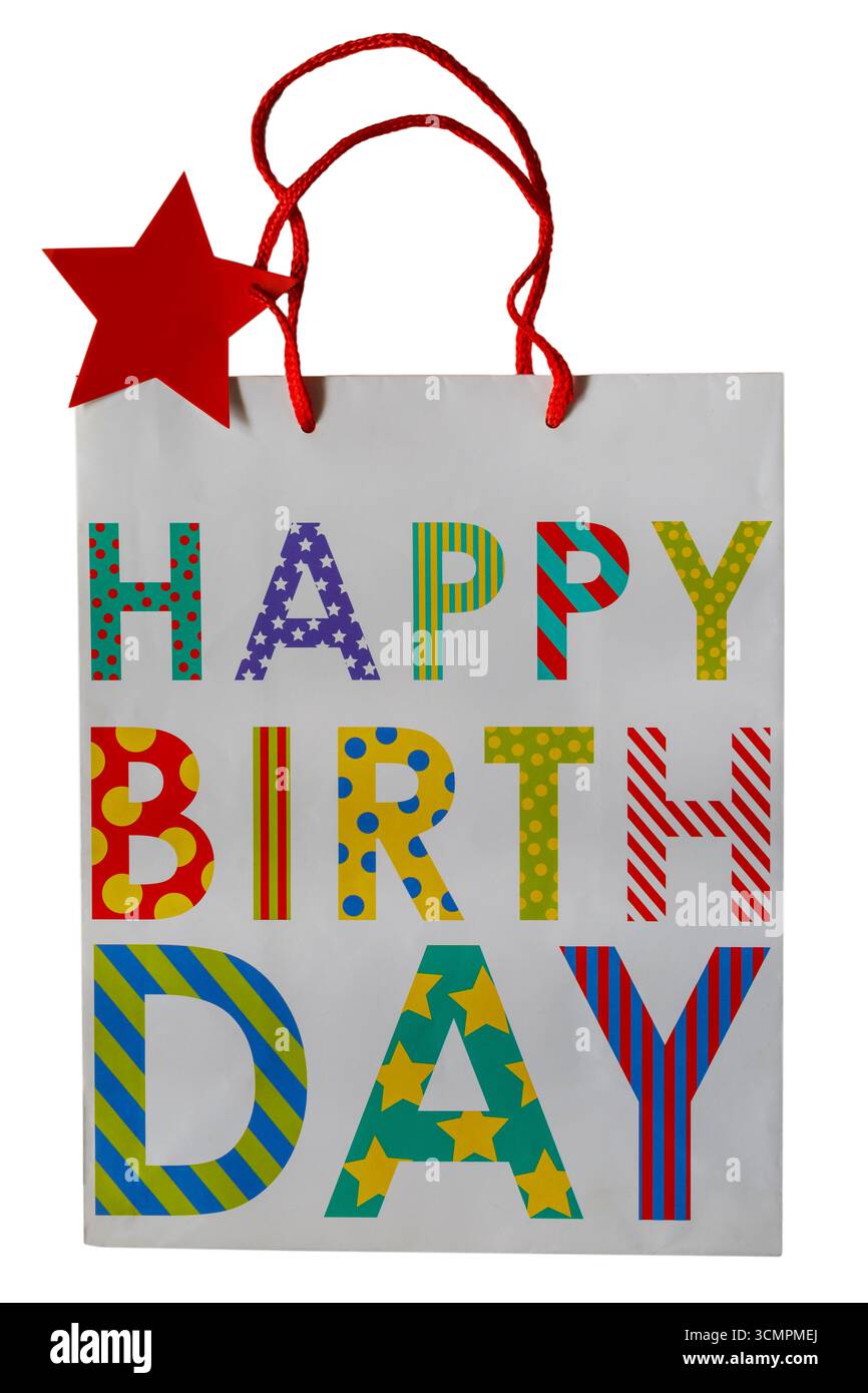 Joyeux anniversaire sac cadeau décoratif avec poignées isolé sur fond blanc Banque D'Images