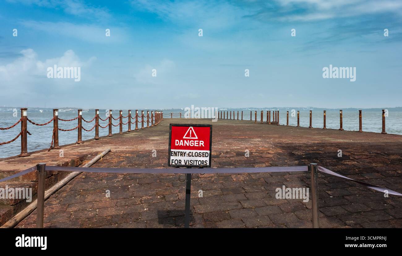 Panneau de signalisation danger, passage ou entrée fermé. Jetée ou pont en reconstruction. Panneau d'avertissement interdisant l'excès de la plate-forme cassée. Personne, copiez spac Banque D'Images