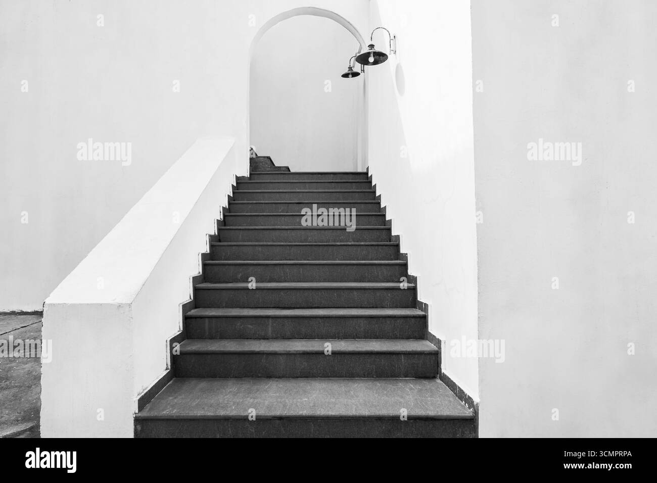 Marches concrètes menant au sommet. Escalier en pierre sous arche dans la vieille ville, site historique. Photo monochrome. Escaliers abstraits, escaliers en ciment, escalier à la Banque D'Images