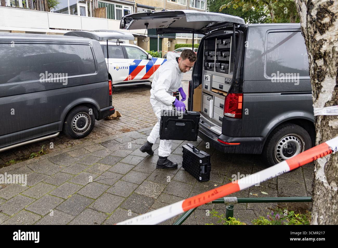ALKMAAR - police dans une maison à Alkmaar où trois personnes ont été retrouvées mortes. La police dit qu'elle envisage actuellement tous les scénarios possibles. ANP MICHEL VAN BERGEN pays-bas Out - belgique Out Banque D'Images