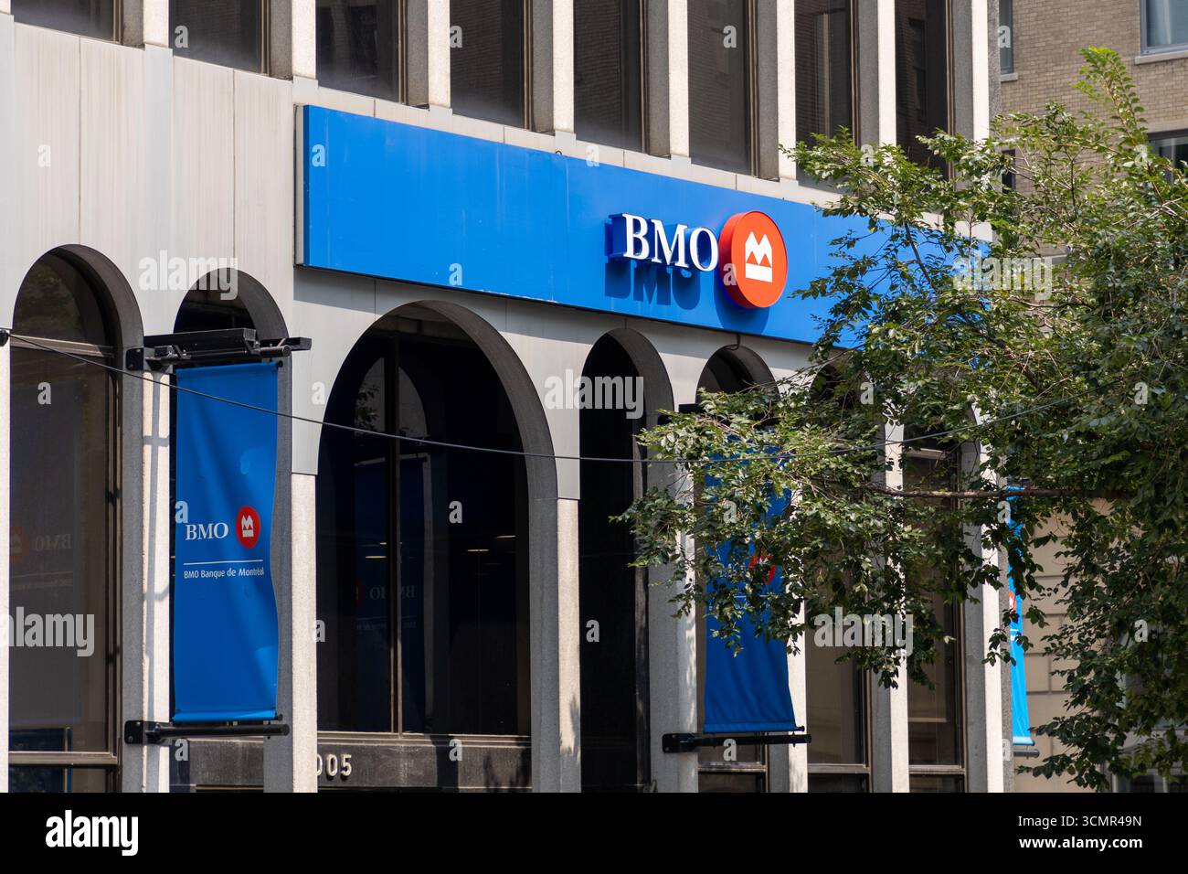 Montréal, Canada - 2 août 2025 : immeuble BMO au centre-ville, Banque de Montréal Banque D'Images