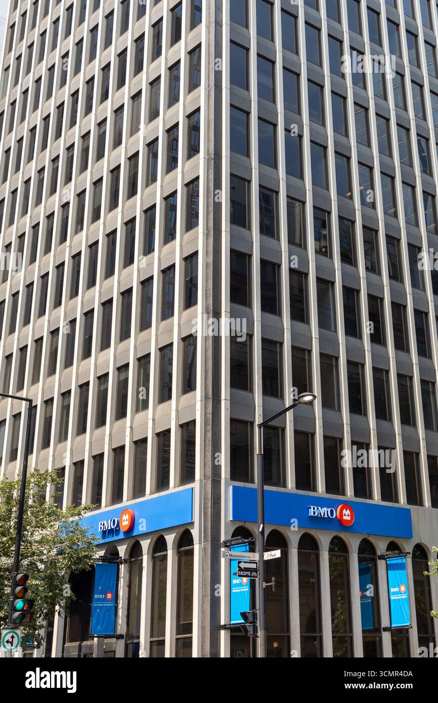 Montréal, Canada - 2 août 2025 : façade du bâtiment BMO de la Banque de Montréal au centre-ville Banque D'Images