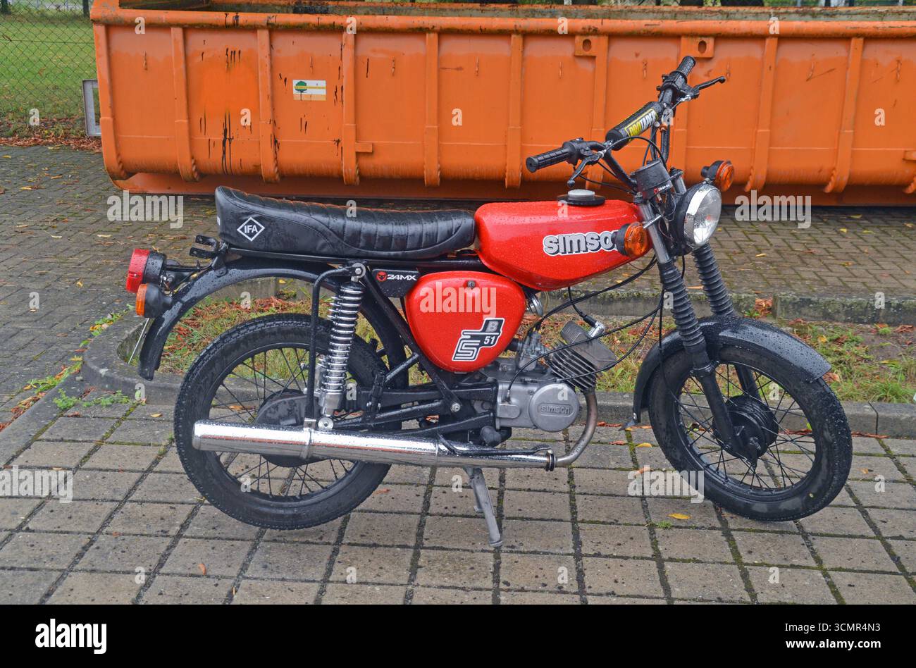 15.09.2025 Simson S 51B Deutschland/ Sachsen Anhalt/ Altmark/ Altmarkkreis Salzwedel/ Stadt Klötze/ Parkplatz an der Sekundarschule/ vor einem Müllcontainer abgestelltes cyclomoteur IFA Simson S 51 B/ das B steht für Blinker/ gebaut von 1980- 1990 im VEB Fahrzeug- und Jagdwaffenfabrik Simson Suhl/ 49,8 CCM/ 3,7 PS/ Regenwetter *** 15 09 2025 Simson S 51B Allemagne Saxe Anhalt Altmark Altmarkkreis Salzwedel Stadt Klötze parking à l'école secondaire devant une benne à ordures garée IFA cyclomoteur Simson S 51 B. le B signifie Blinker construit à partir de 1980 1990 à VEB Fahrzeug und Jagdwaffenfabrik Simson Suh Banque D'Images