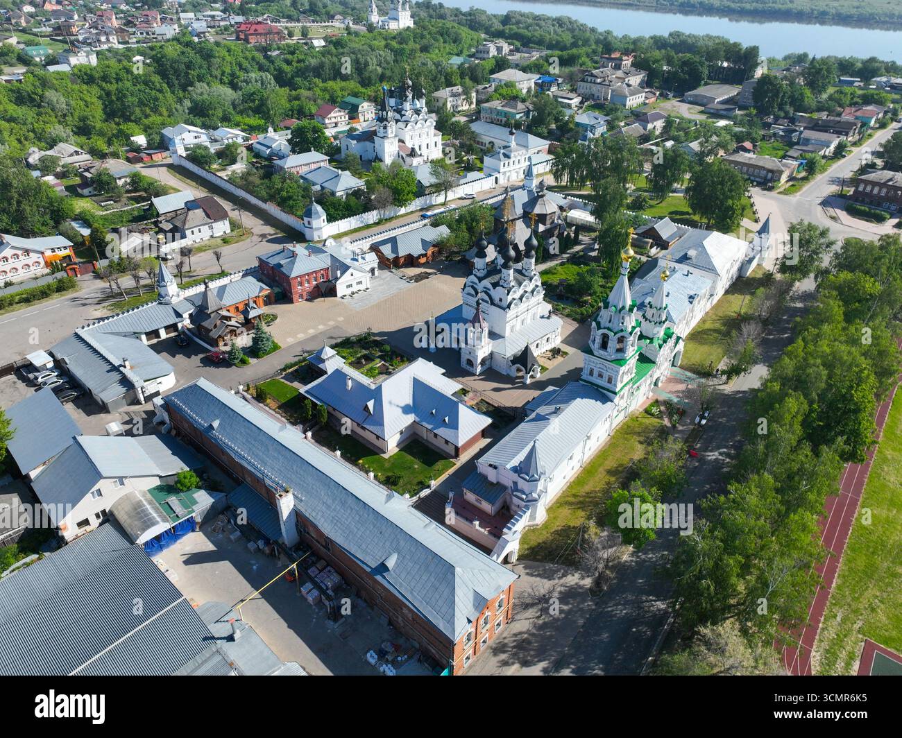 Une vue aérienne à angle élevé du monastère des femmes de la Sainte Trinité et du monastère de l'Annonciation, avec la rivière Oka visible en arrière-plan. Banque D'Images
