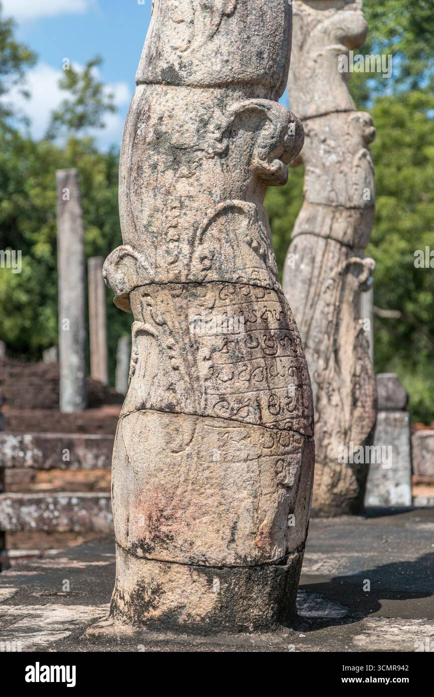 Sri Lanka - Polonnaruwa - Lata Mandapa - gros plan d'un pilier orné de lotus Banque D'Images