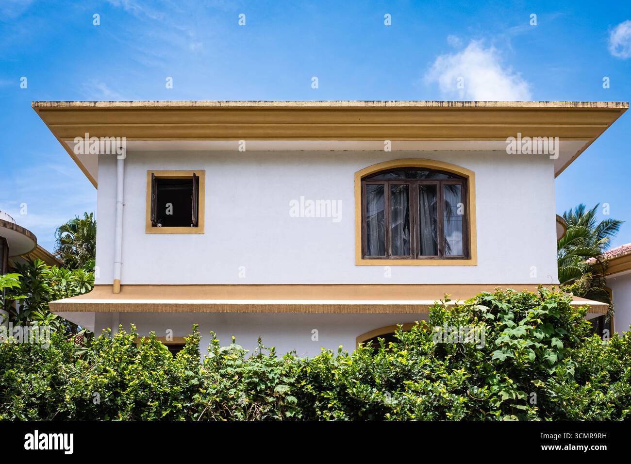 Maison entourée de verdure tropicale. Façade avant belle maison de villa moderne avec fenêtres dans le paysage verdoyant de la forêt tropicale. Photo de voyage, Banque D'Images