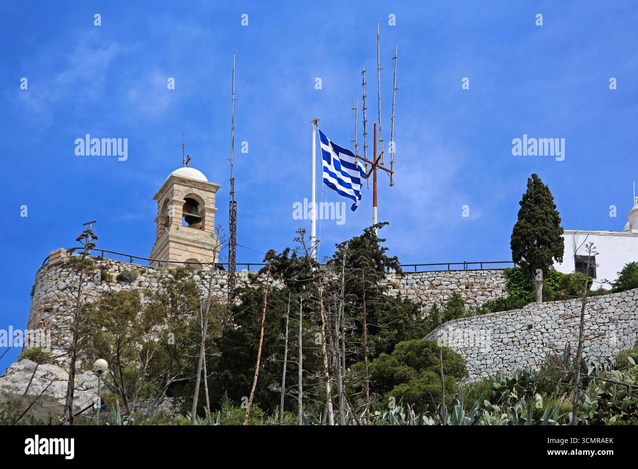 Antenne drapeau grec Tour de cloche drapeau grec au sommet du mont Lycabette Athènes voyage Banque D'Images