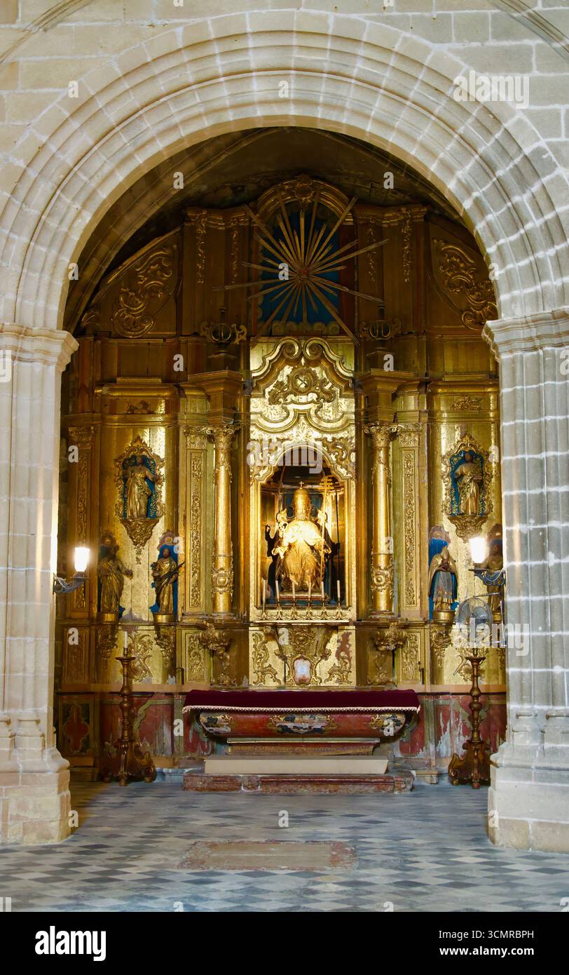 Statue dorée de style rococo du XVIIIe siècle dans la chapelle Saint-Pierre intronisée comme cathédrale du pape du Saint-Sauveur Jerez de la Frontera Espagne Europe Banque D'Images
