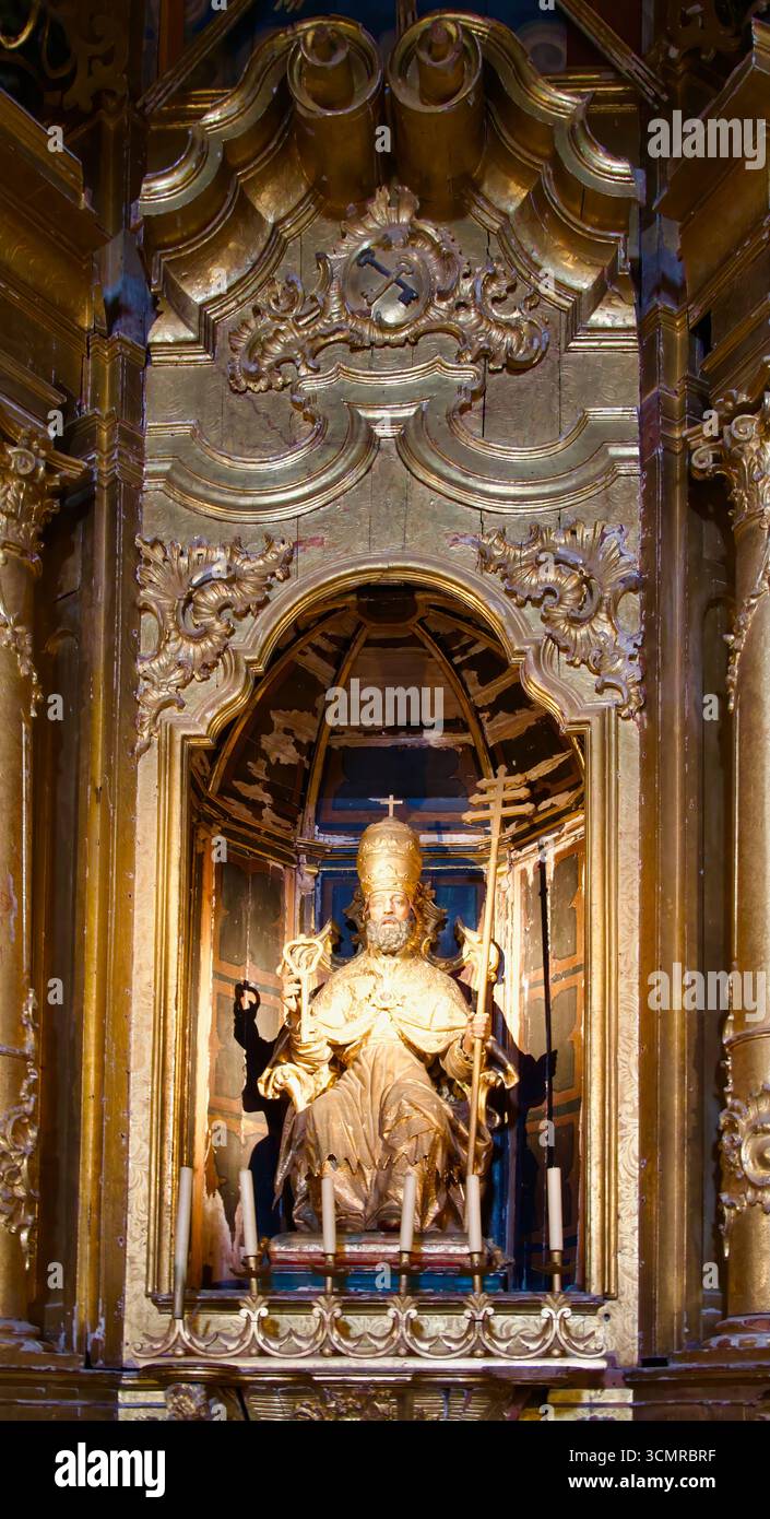 Statue dorée de style rococo du XVIIIe siècle dans la chapelle Saint-Pierre intronisée comme cathédrale du pape du Saint-Sauveur Jerez de la Frontera Espagne Europe Banque D'Images