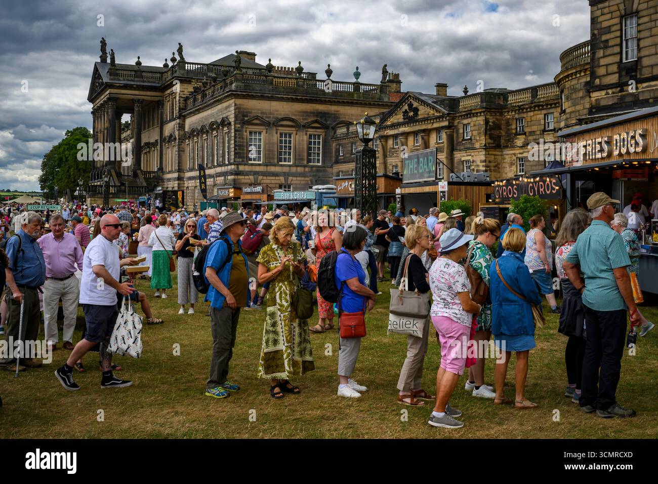 Les gens attendent et font la queue dans les points de vente pop-up fast-food & drink près de Mansion House - RHS Flower Show 2025, Wentworth Woodhouse, Yorkshire, Angleterre Royaume-Uni. Banque D'Images
