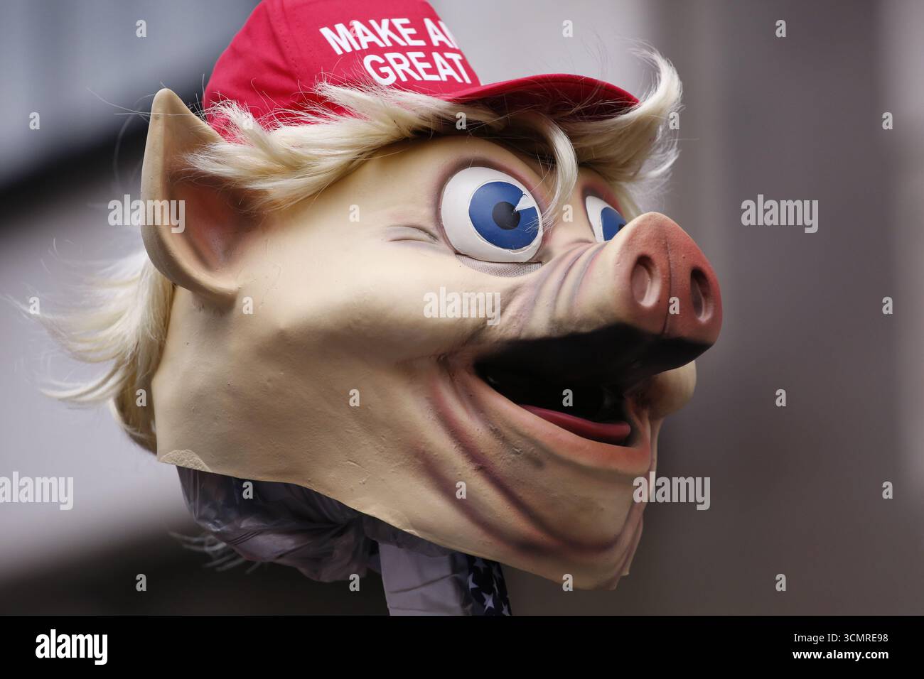 17 septembre 2025,Londres, Angleterre les manifestations saluent Trump à Londres Une marche de protestation et un rassemblement ont lieu dans le centre de Londres. Les participants s'opposent à la deuxième visite d'État du président américain. La manifestation a été organisée par la Coalition Stop Trump. Crédit photo : Roland Ravenhill/Alamy Banque D'Images