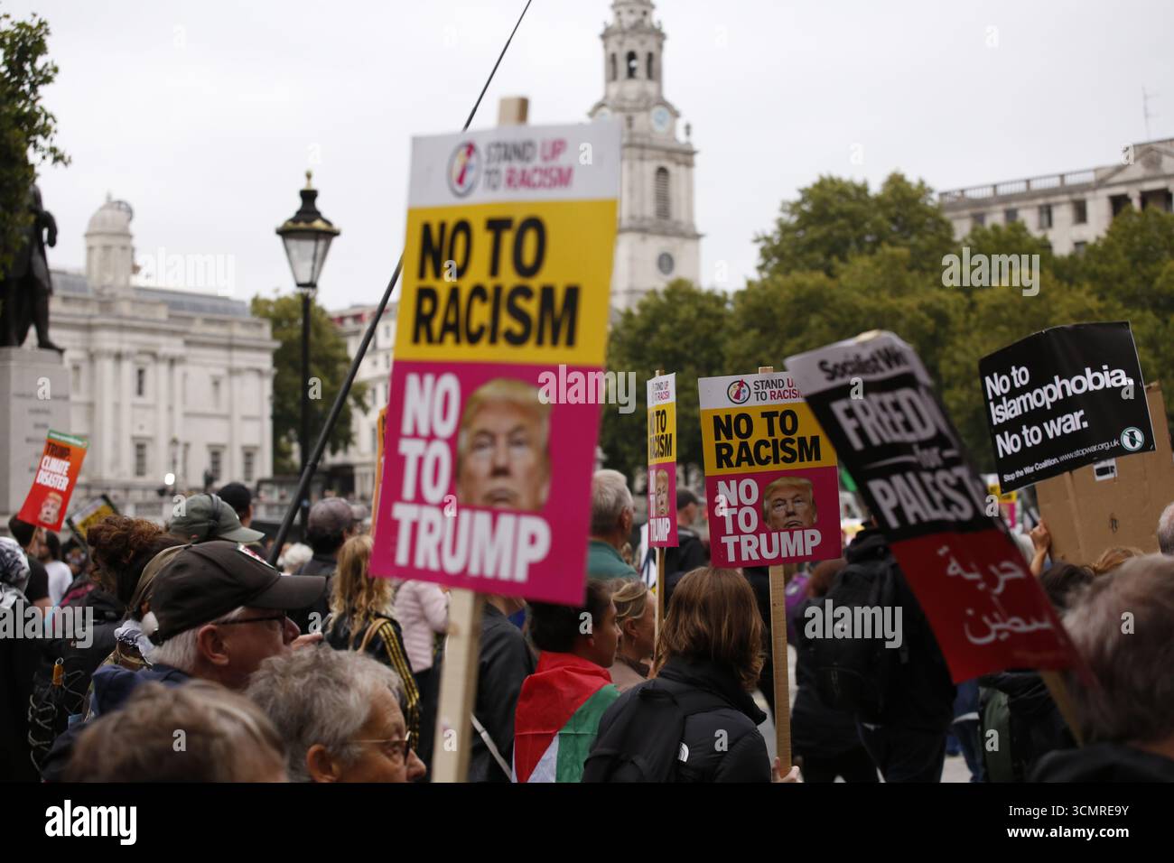 17 septembre 2025,Londres, Angleterre les manifestations saluent Trump à Londres Une marche de protestation et un rassemblement ont lieu dans le centre de Londres. Les participants s'opposent à la deuxième visite d'État du président américain. La manifestation a été organisée par la Coalition Stop Trump. Crédit photo : Roland Ravenhill/Alamy Banque D'Images
