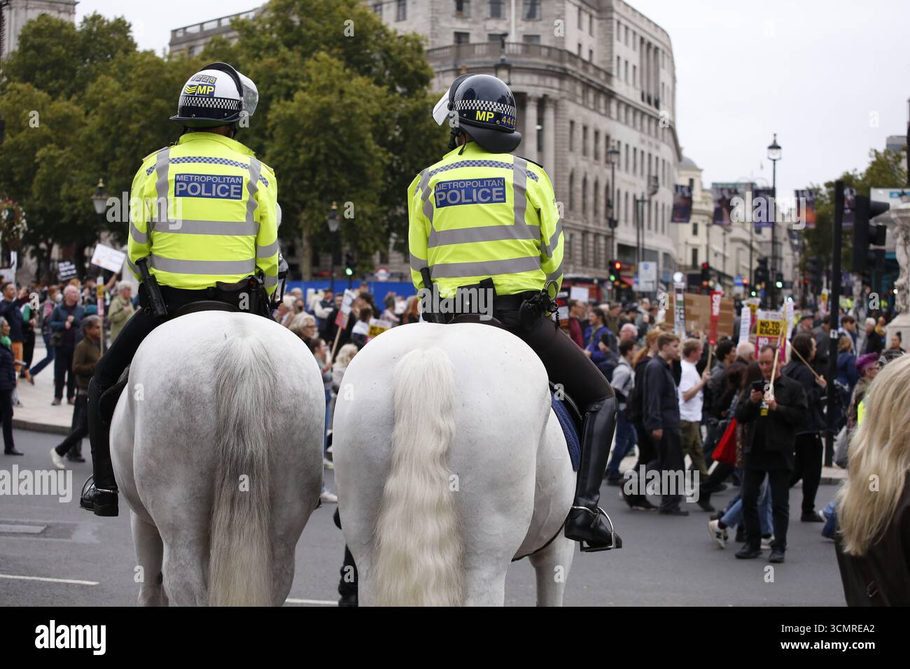 17 septembre 2025,Londres, Angleterre les manifestations saluent Trump à Londres Une marche de protestation et un rassemblement ont lieu dans le centre de Londres. Les participants s'opposent à la deuxième visite d'État du président américain. La manifestation a été organisée par la Coalition Stop Trump. Crédit photo : Roland Ravenhill/Alamy Banque D'Images