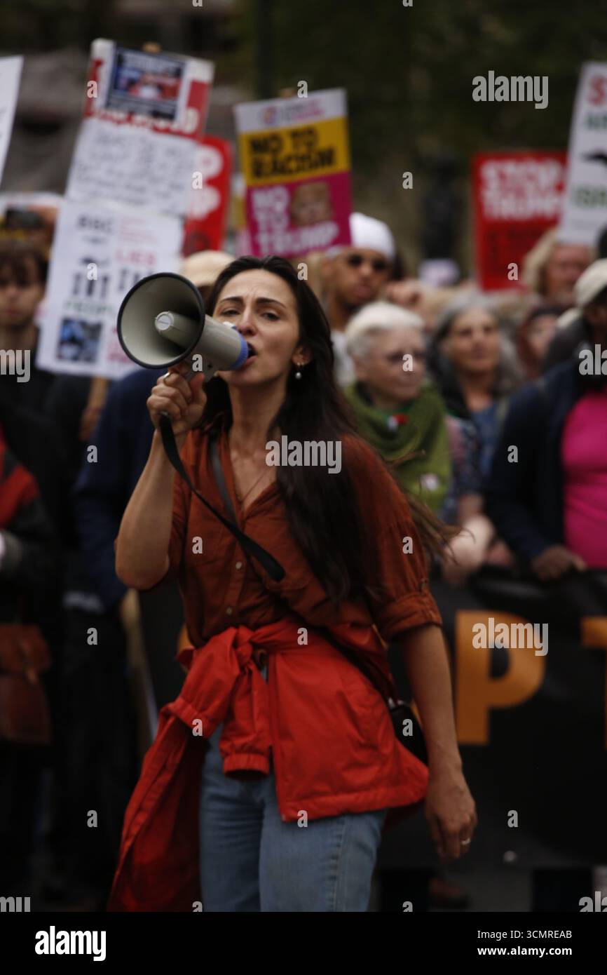 17 septembre 2025,Londres, Angleterre les manifestations saluent Trump à Londres Une marche de protestation et un rassemblement ont lieu dans le centre de Londres. Les participants s'opposent à la deuxième visite d'État du président américain. La manifestation a été organisée par la Coalition Stop Trump. Crédit photo : Roland Ravenhill/Alamy Banque D'Images