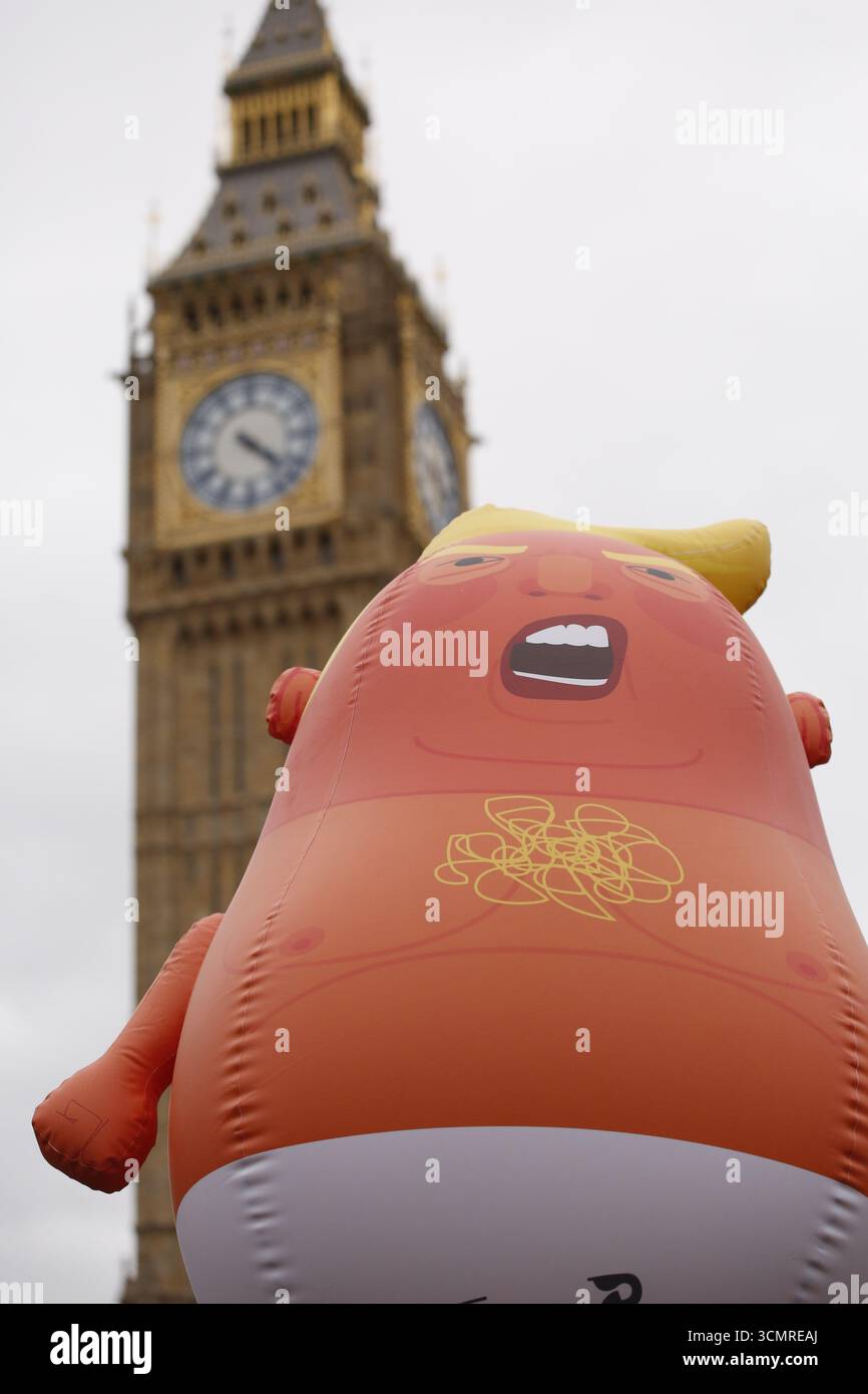 17 septembre 2025,Londres, Angleterre les manifestations saluent Trump à Londres Une marche de protestation et un rassemblement ont lieu dans le centre de Londres. Les participants s'opposent à la deuxième visite d'État du président américain. La manifestation a été organisée par la Coalition Stop Trump. Crédit photo : Roland Ravenhill/Alamy Banque D'Images