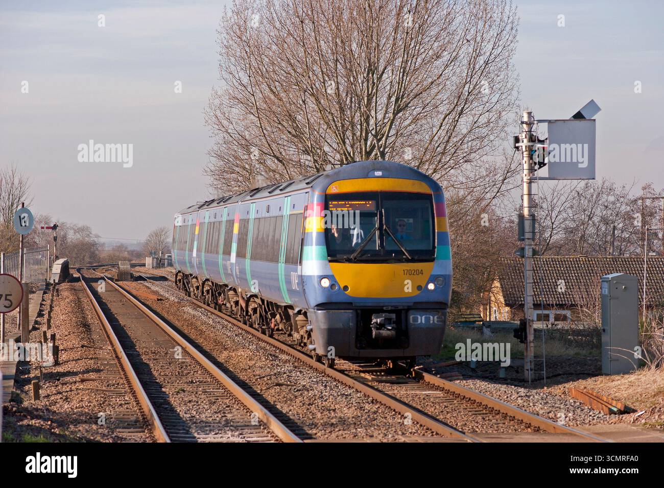 Une classe 170 DMU No 170204 Working One trains service passant les sémaphores à Whittlesea le 8 février 2008. Banque D'Images