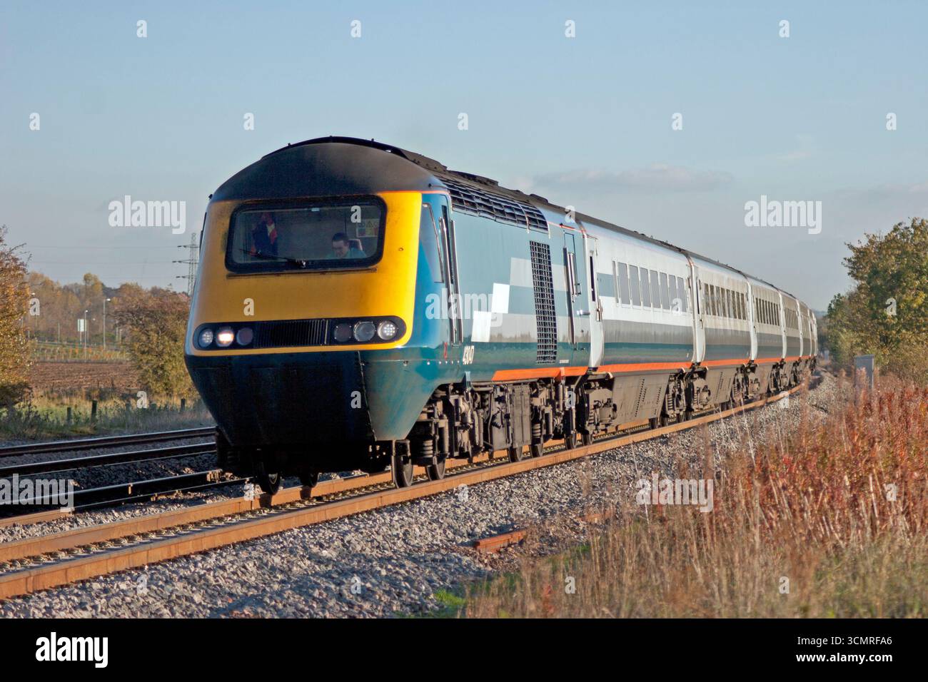 Un HST formé de voitures électriques 43047 et 43007 dans la livrée Midland Mainline “Rio” se dirige vers le nord à Oakley dans l'après-midi du 30 octobre 2007. Banque D'Images