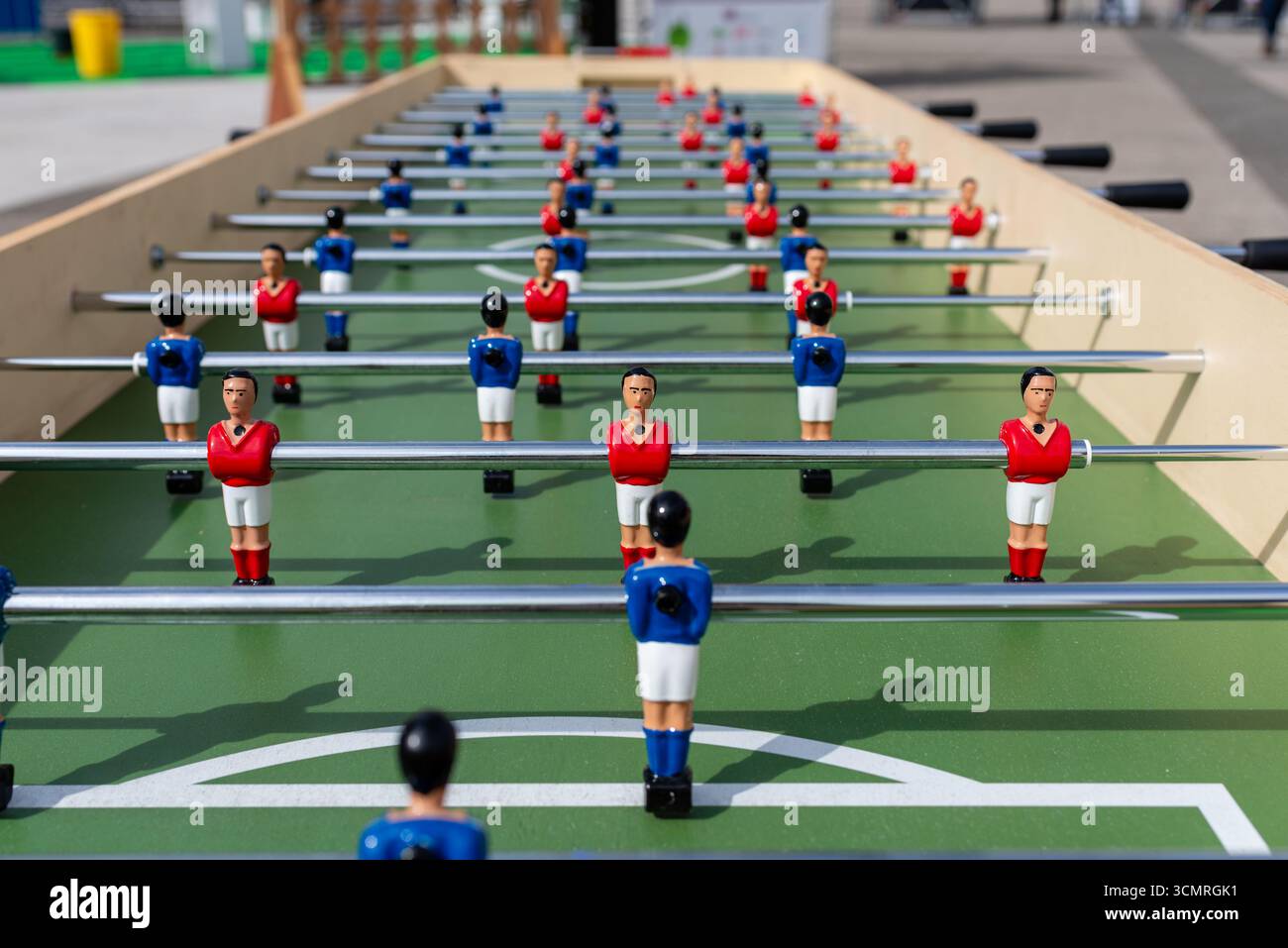 Paris, France, 09.16.2025. Gros plan des joueurs en plastique d'un jeu de baby-foot. Faible profondeur de champ Banque D'Images