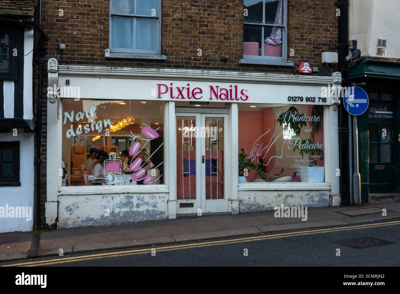 Pixie Nails salon à Bishops Stortford, offrant des ongles design, manucures et pédicures avec des clients à l'intérieur. Banque D'Images