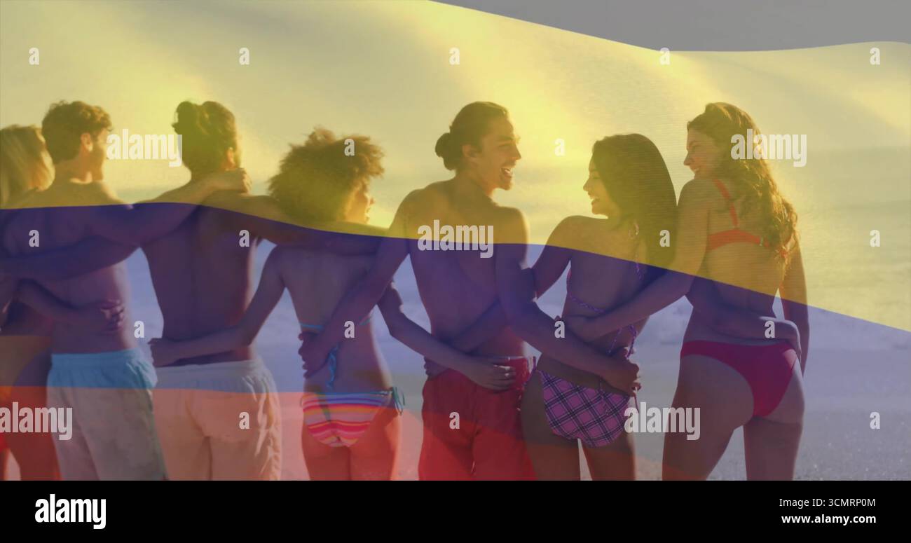 Debout huit amis reliant les bras à la plage de sable, regardant le ciel du coucher du soleil, avec des maillots de bain, des bikinis Banque D'Images