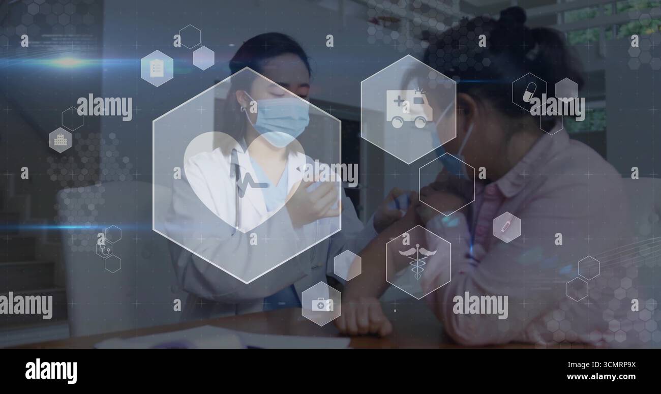 Administration du vaccin dans le bras du patient au bureau de la clinique avec seringue, stéthoscope, icônes numériques Banque D'Images