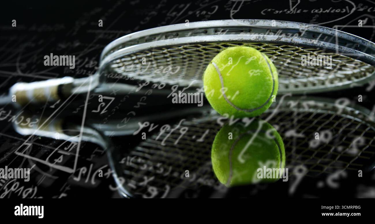 Balance la balle de tennis verte sur la raquette sur la surface réfléchissante noire du studio, superposition d'équations mathématiques Banque D'Images
