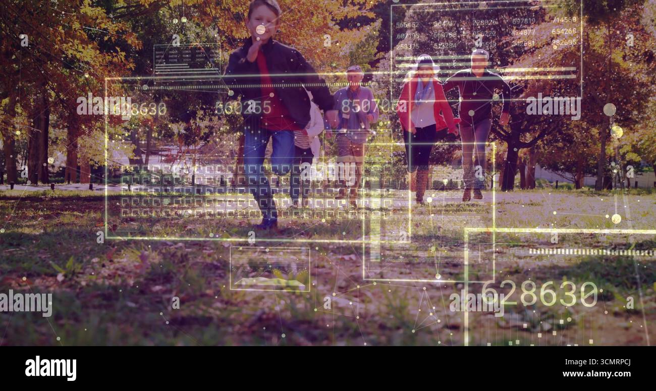 Famille de trois générations se déplaçant le long du chemin du parc parsemé de feuilles, avec des bancs et du feuillage d'automne Banque D'Images