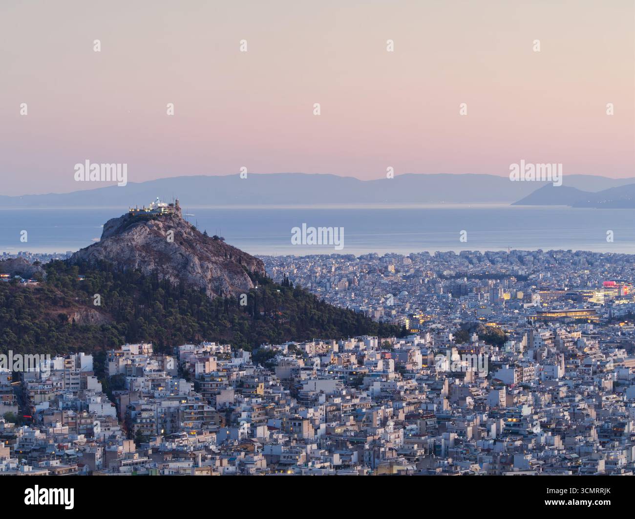 Vue panoramique d'Athènes, Grèce montrant la colline de Lycabette et l'étalement urbain pendant l'heure dorée Banque D'Images
