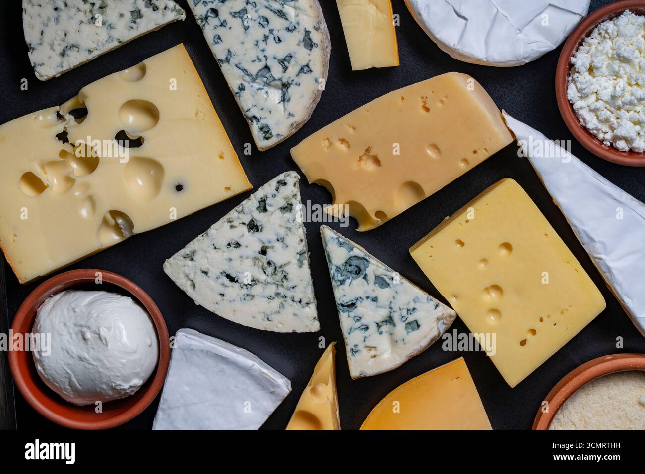 Ensemble de différents fromages sur fond de table, gros plan, vue de dessus. Différents types de fromage Banque D'Images