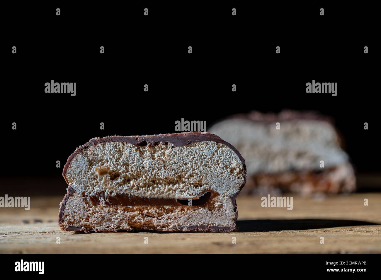 Dessert glacé composé de délicat soufflé aéré à la saveur de crème, caramel mou avec l'ajout de cacao naturel et biscuits au sucre sur un ta en bois Banque D'Images