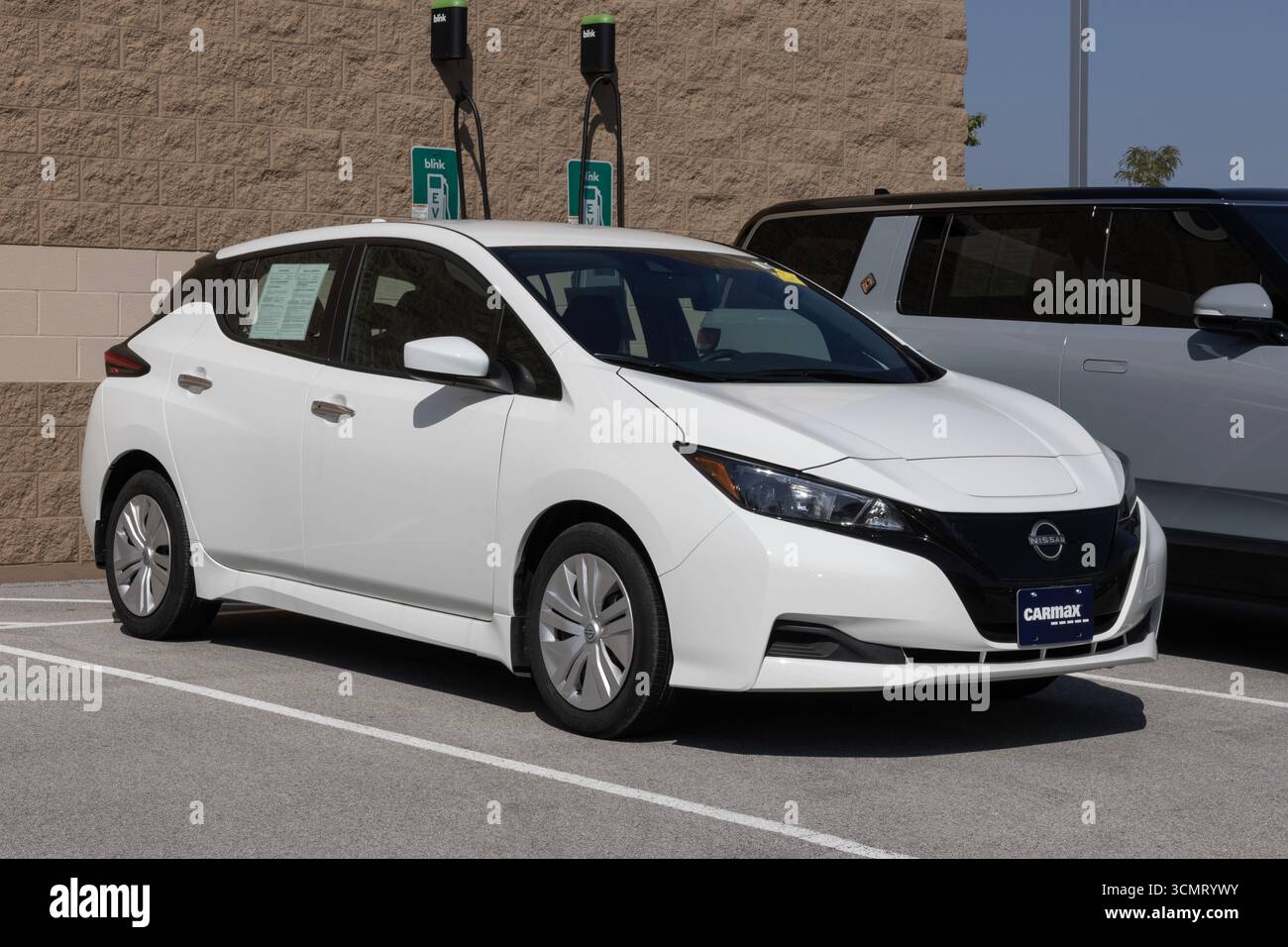 Indianapolis - 14 septembre 2025 : voiture électrique Nissan LEAF usagée chez un concessionnaire CarMax. En ce qui concerne les prix, CarMax vend des voitures d'occasion avec des prix initiaux. Banque D'Images