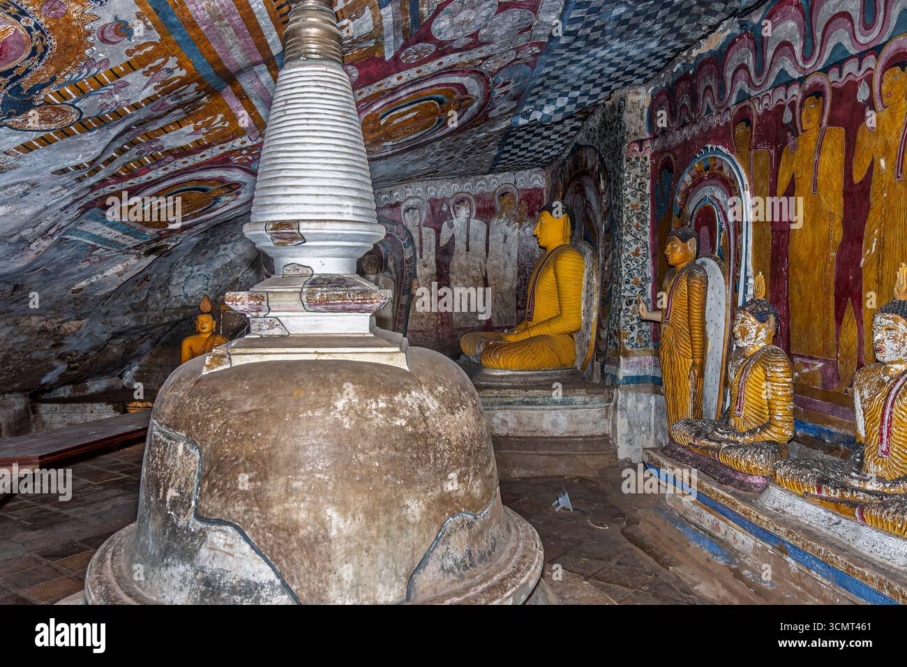 Sri Lanka - Dambulla - Pascima Viharaya - stupa central entouré de Bouddhas assis Banque D'Images