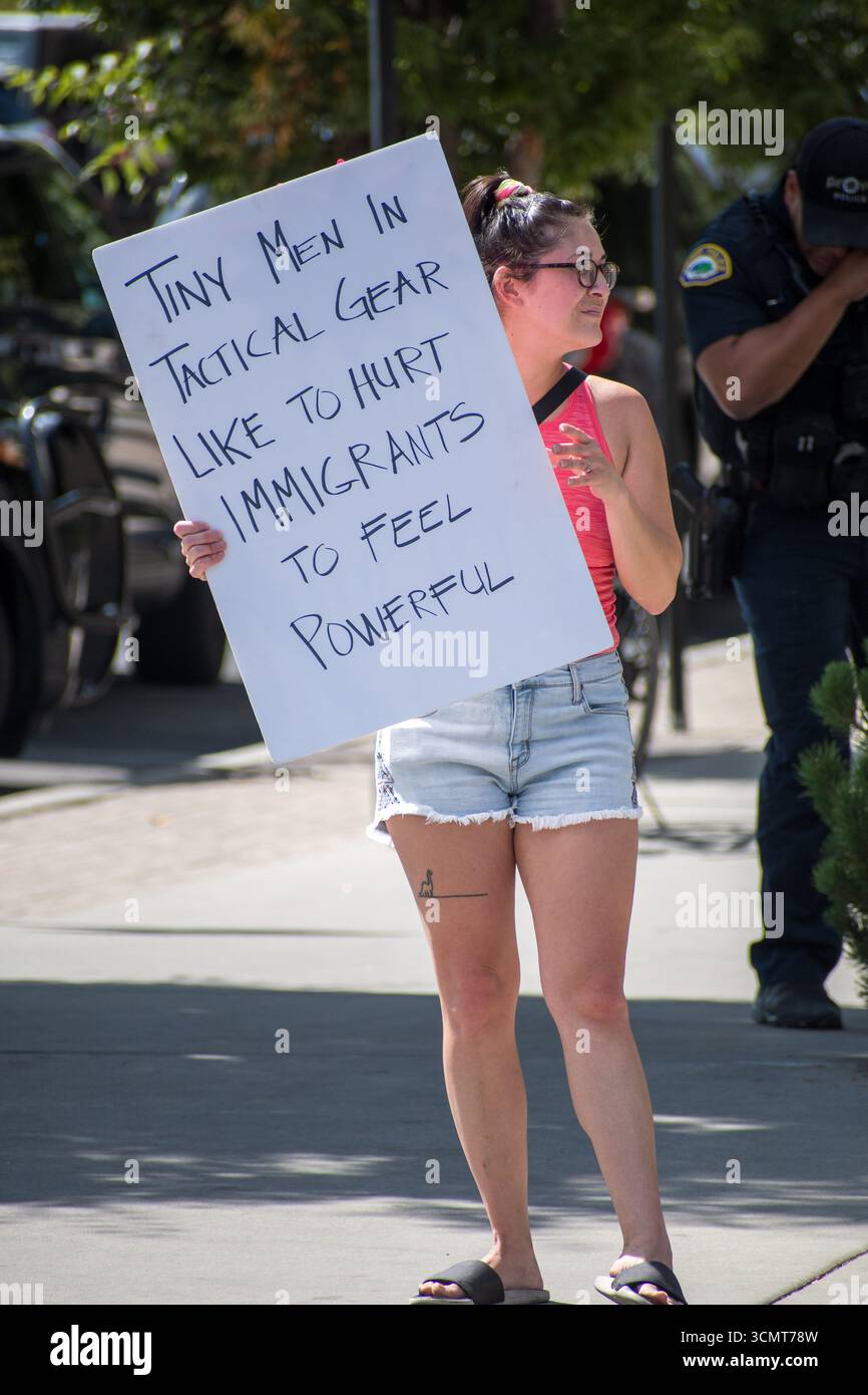 Provo, Utah, États-Unis. 15 septembre 2025. Un manifestant tient des pancartes opposant LA GLACE à l'extérieur de l'Utah Valley Convention Center à Provo, Utah, le 15 septembre 2025, lors de la DHS Career Expo. (Crédit image : © Charles-McClintock Wilson/ZUMA Press Wire) USAGE ÉDITORIAL SEULEMENT ! Non destiné à UN USAGE commercial ! Banque D'Images